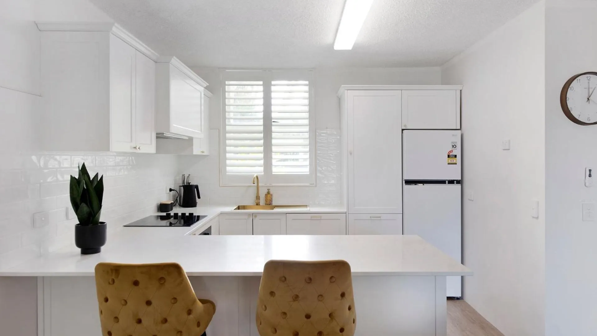 Beautifully Renovated Two Bedroom Apartment - Coasthm Gold Coast