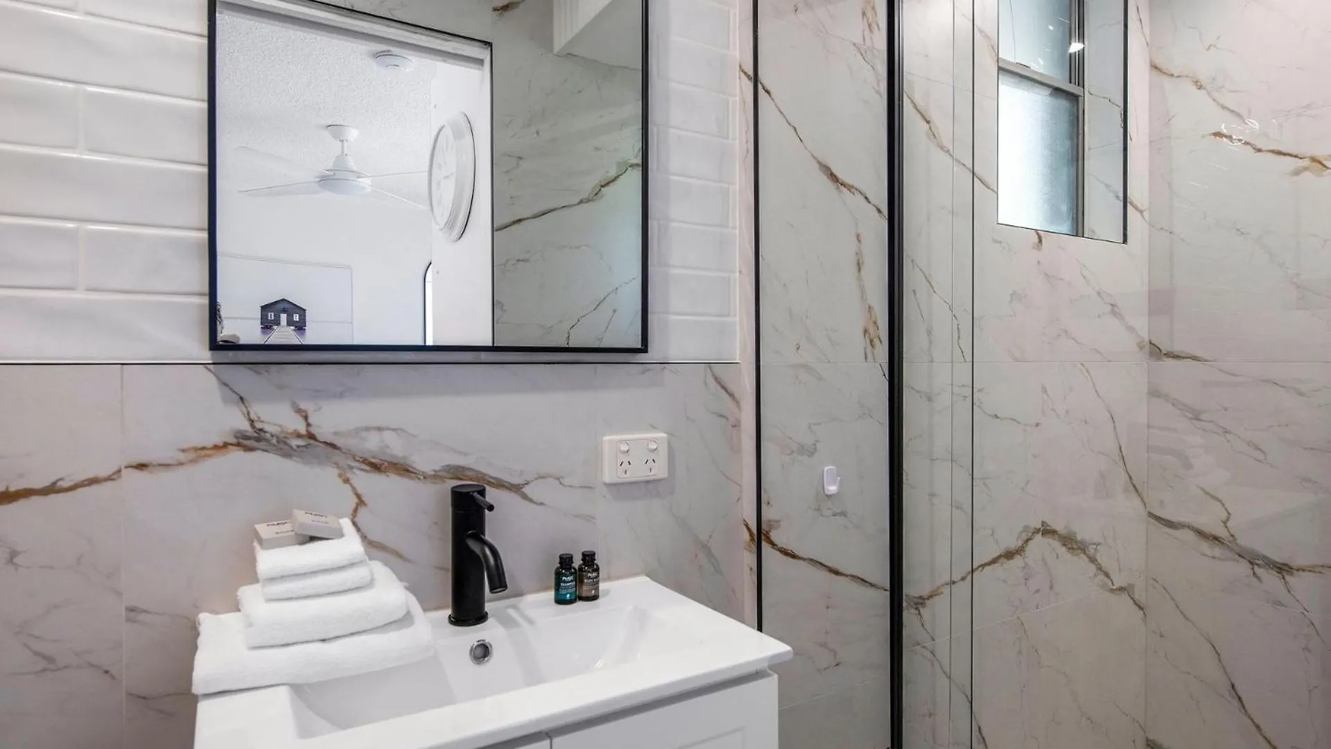 Beautifully Renovated Two Bedroom Apartment - Coasthm Gold Coast