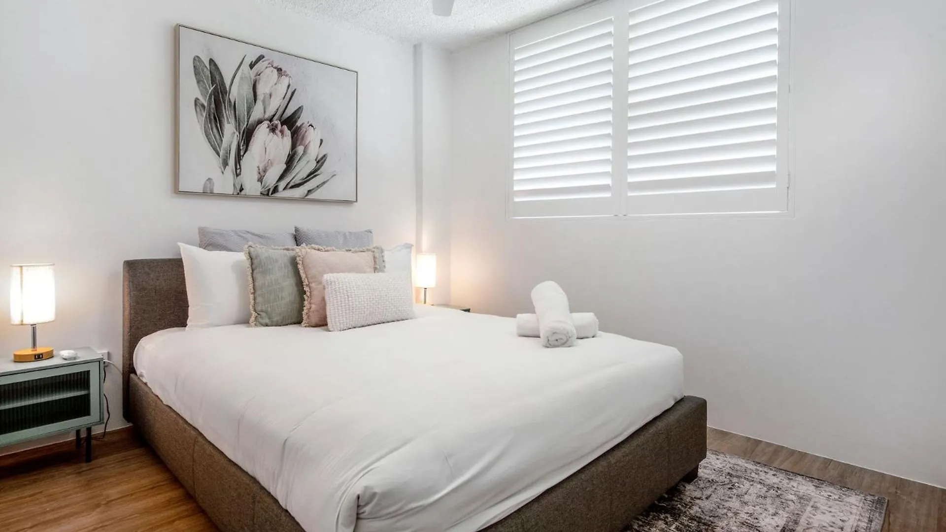Beautifully Renovated Two Bedroom Apartment - Coasthm Gold Coast