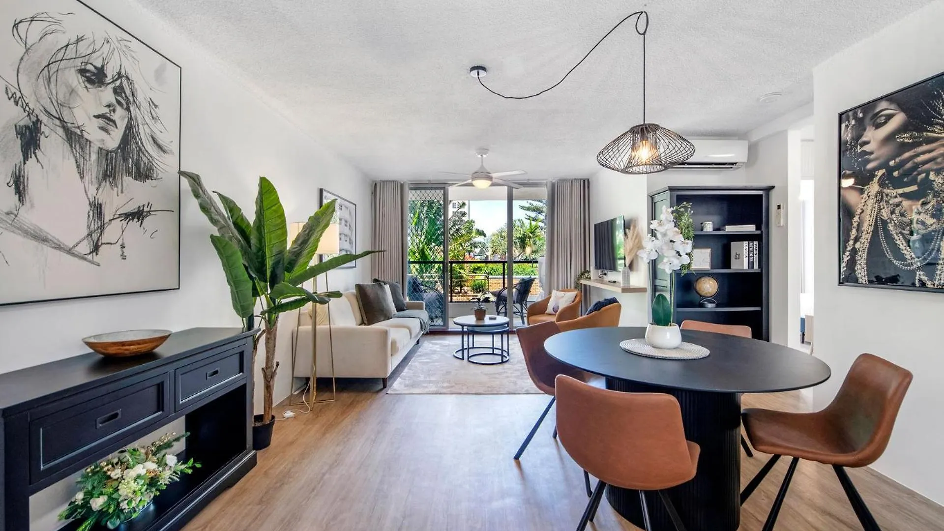 Beautifully Renovated Two Bedroom Apartment - Coasthm Gold Coast