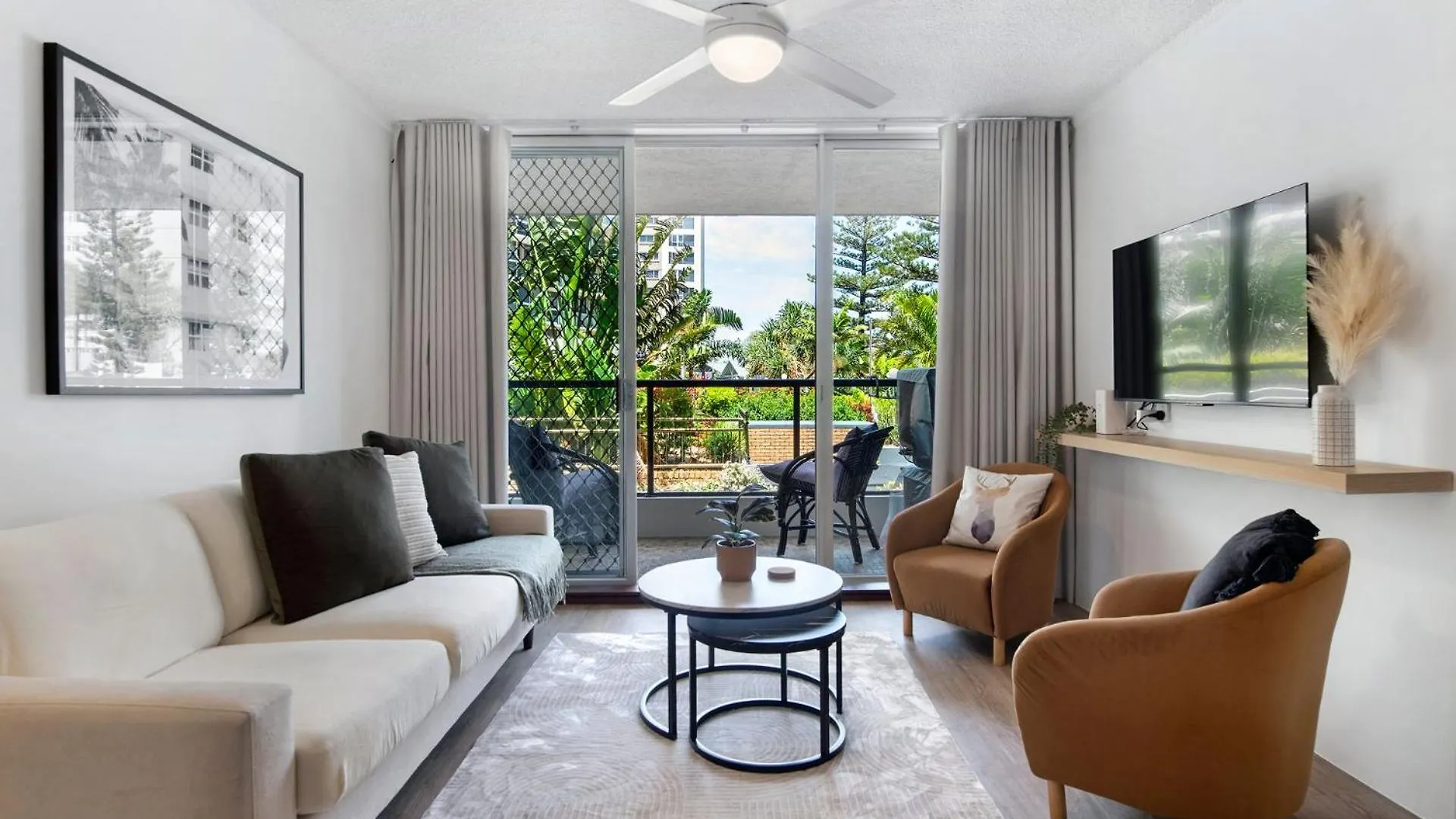 Beautifully Renovated Two Bedroom Apartment - Coasthm Gold Coast