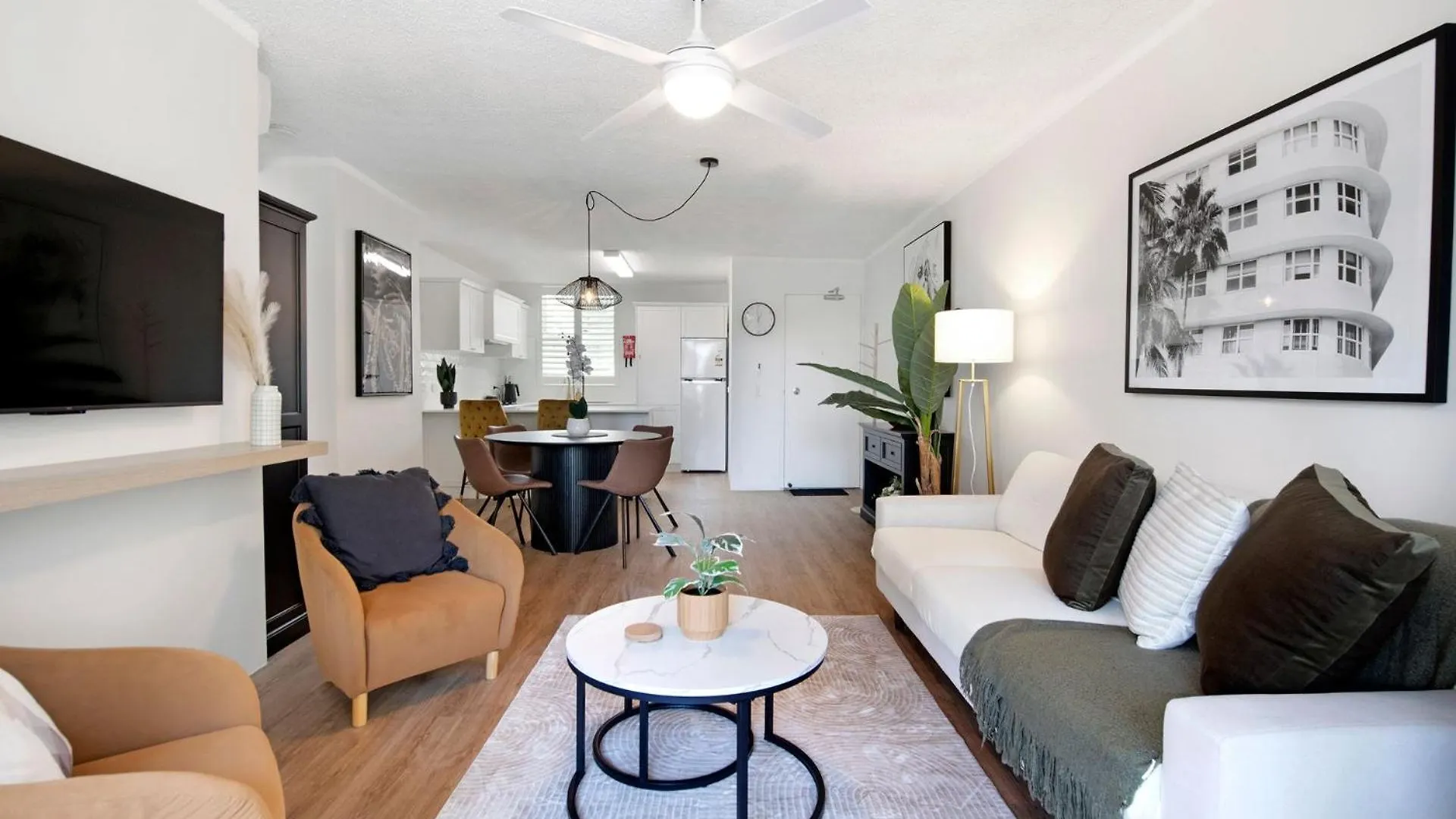 Beautifully Renovated Two Bedroom Apartment - Coasthm Gold Coast