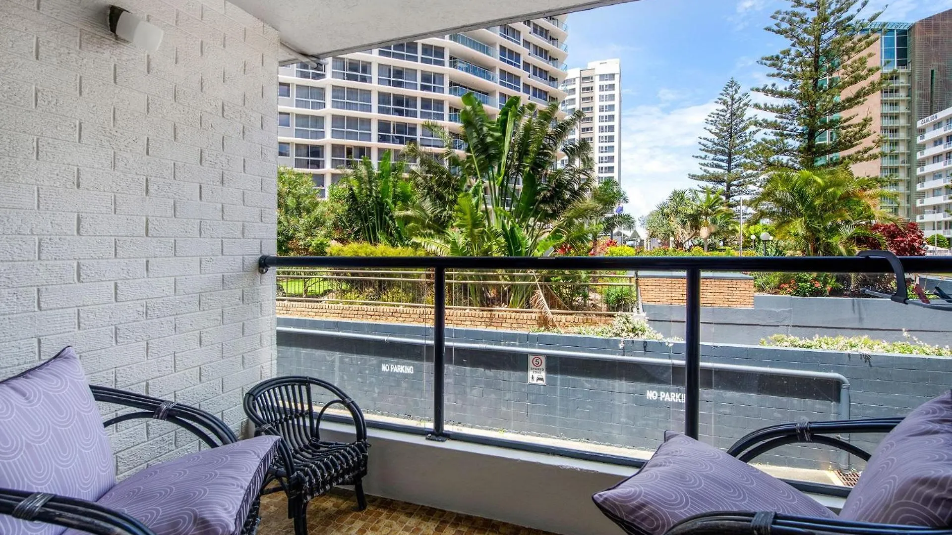 Beautifully Renovated Two Bedroom Apartment - Coasthm Gold Coast