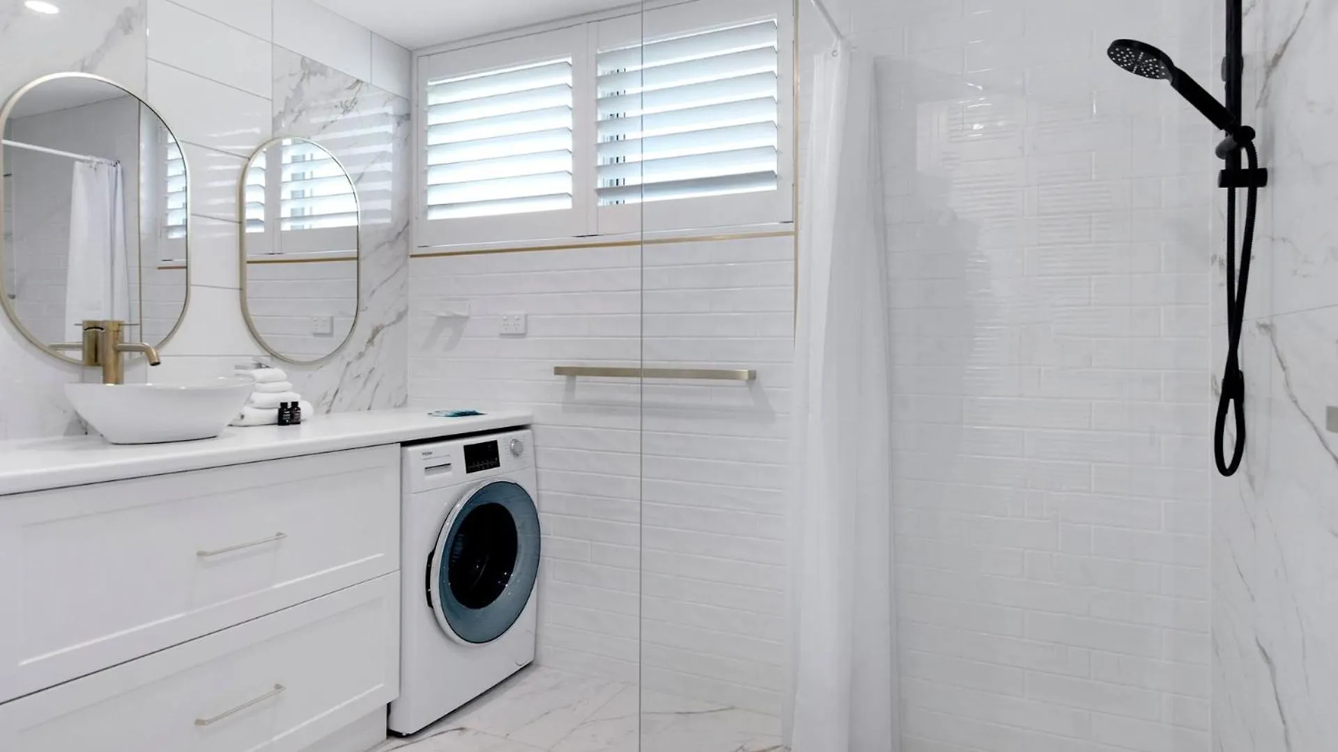 Beautifully Renovated Two Bedroom Apartment - Coasthm Голд-Кост Австралия
