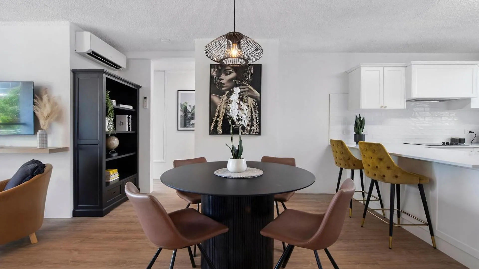 Beautifully Renovated Two Bedroom Apartment - Coasthm Голд-Кост Австралия